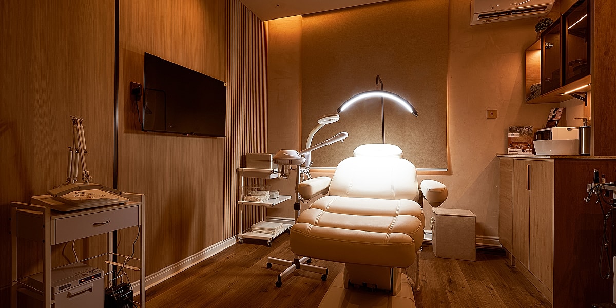 Cozy aesthetic treatment room with modern furnishings.