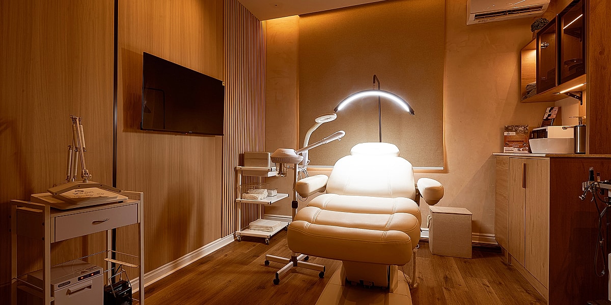 Modern beauty treatment room with cozy lighting.
