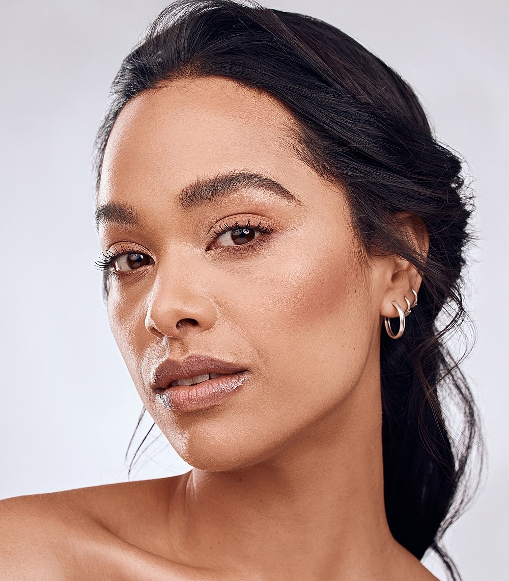 Portrait of a woman with elegant makeup.