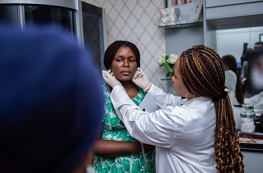 Practitioner consulting with patient in a clinic.